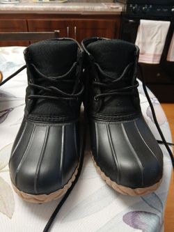 Black boots/ size 7.