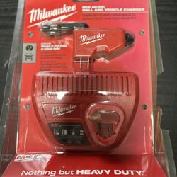 Milwaukee M12 Ac/Dc Wall And Vehicle Charger