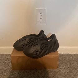 Yeezy Foam Rnnr Size 7 (Read Description)