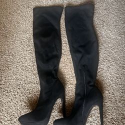 Semi-new black boots in perfect condition.