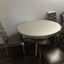 Table Champagne W/ 3 Diamond Champagne Chairs 