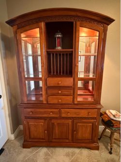 Lighted China Hutch/Cabinet