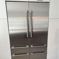 Thermador - Freedom Collection 26.8 Cu. Ft. French Door Built-in Smart Refrigerator with Professional Series Handles - Stainless Steel