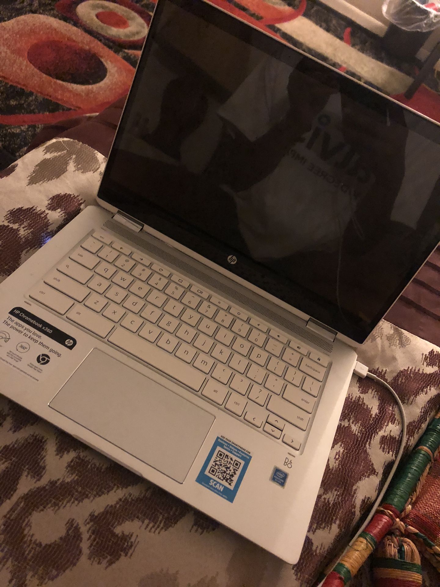 Laptop :hp white chrome : 2 in one : touch screen