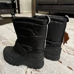 Snow boots brand new / toddler snow boots size 12/ kids boys or girls snow boots 