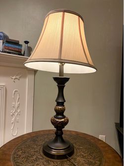 Beautiful Traditional Table Lamp w/ Shade, Excellent Condition. Must Go!