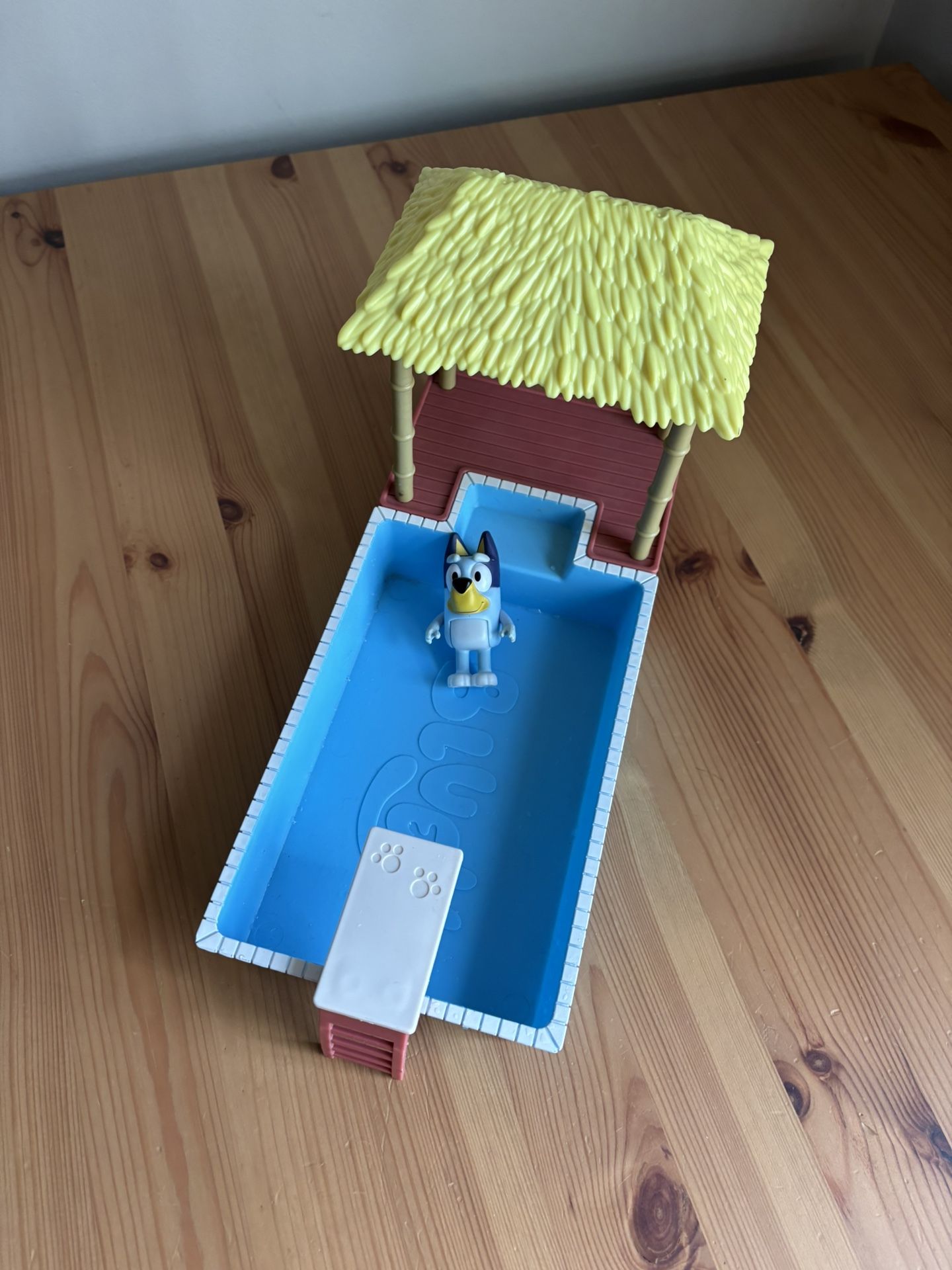 Disney Bluey Swimming Pool And Figure Playset
