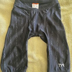 TYR Youth Race Suit Size 22 Black