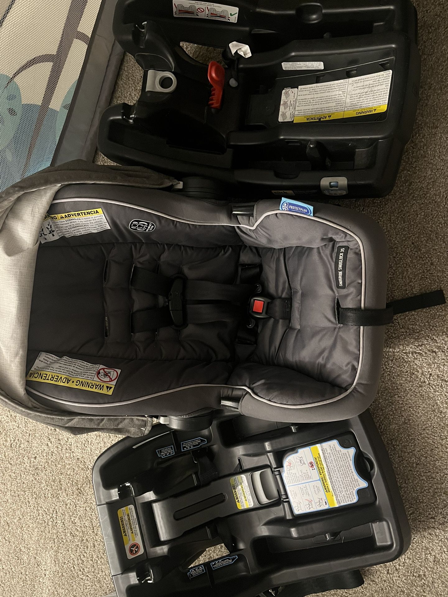 Graco Car seat W/ 2 Bases/strap Covers