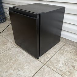 Compact mini fridge in GREAT condition