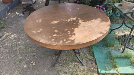 Mesa de Cobre Martillado con Base de Hierro