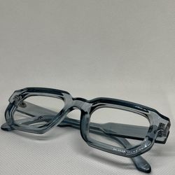 Very stylish glasses with transparent frames and lenses! 