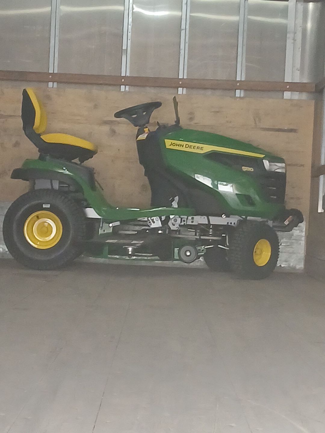 John Deere S100 Riding Lawn mower