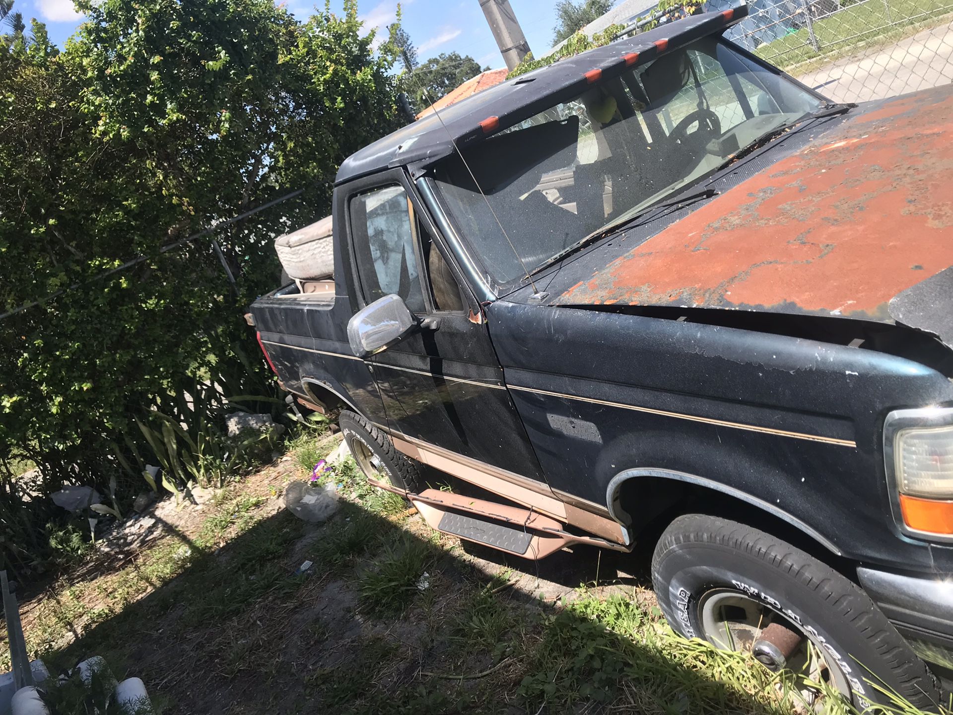 1996 Ford bronco parts good engine and transmission drain train