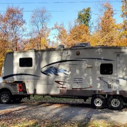 2008 Keystone Mountaineer.  32' 5th Wheel With 3 Slide Outs.