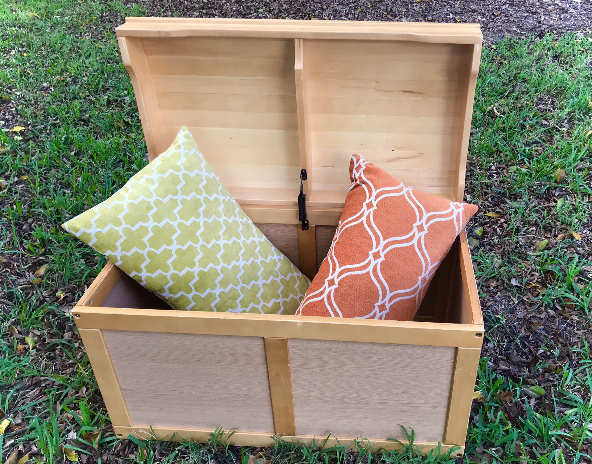 Trunk / TOY CHEST complete with blanket + 2 cushions
