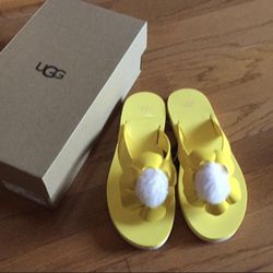 UGG flip flop. Size fit 7