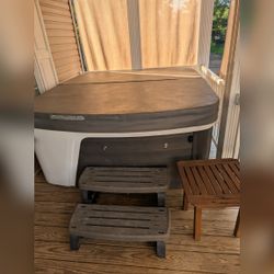 Monterey Premier Freeflow Hottub - Like New - Fountain, FL