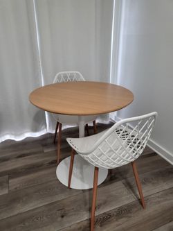 Small white table and chairs approx 32"