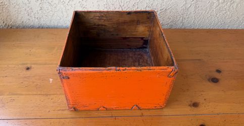 Vintage Orange Wood Crate / Caja de Madera Vintage Naranja