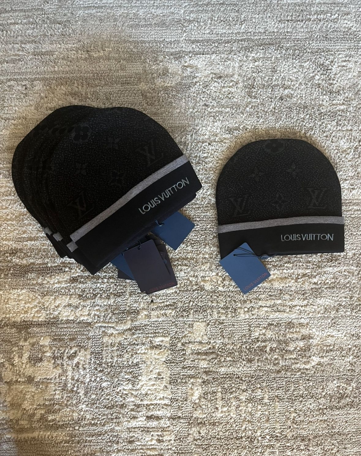 LOUIS Vuitton Beanies 