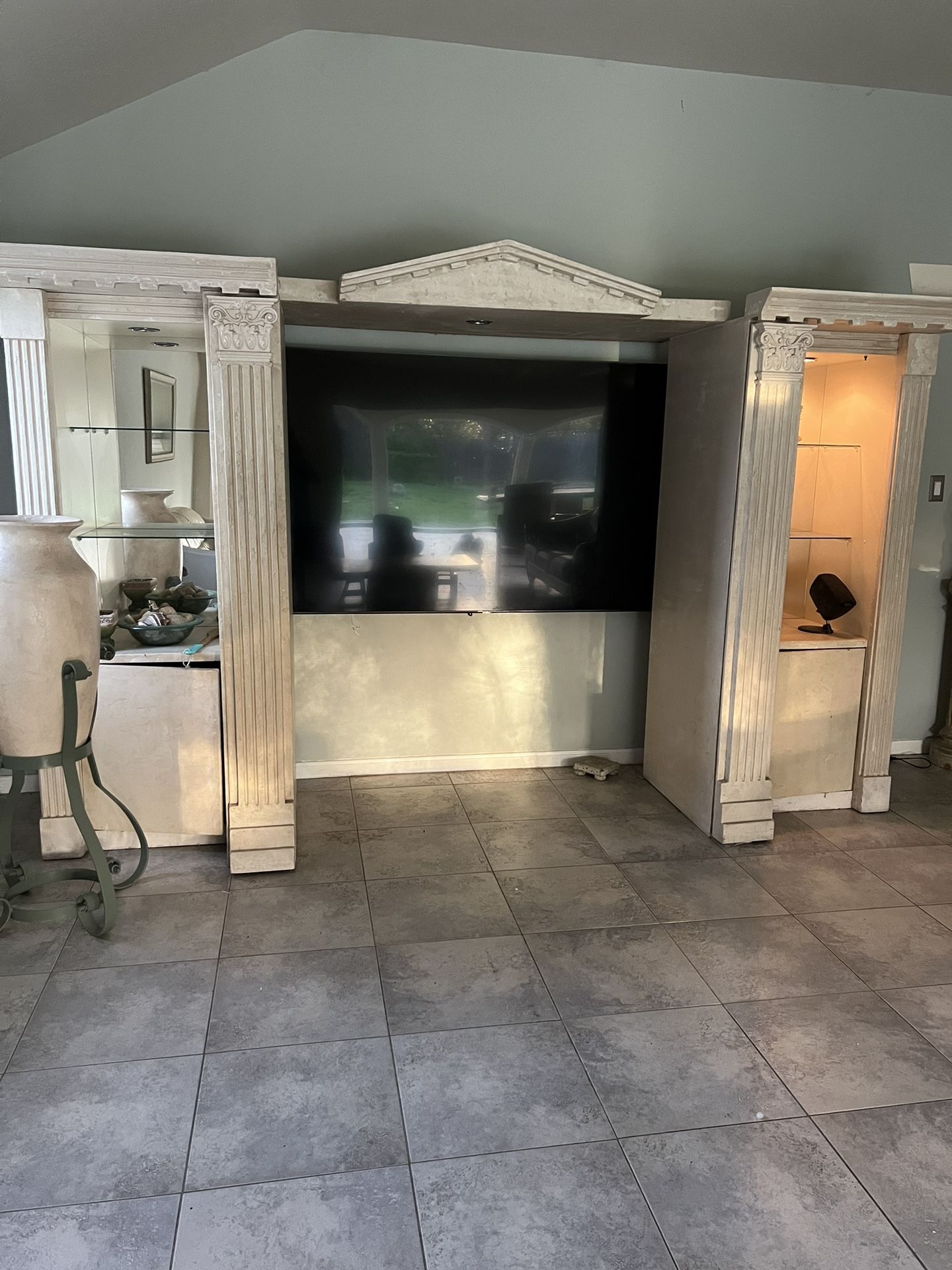 Contemporary Roman Entertainment Ctr