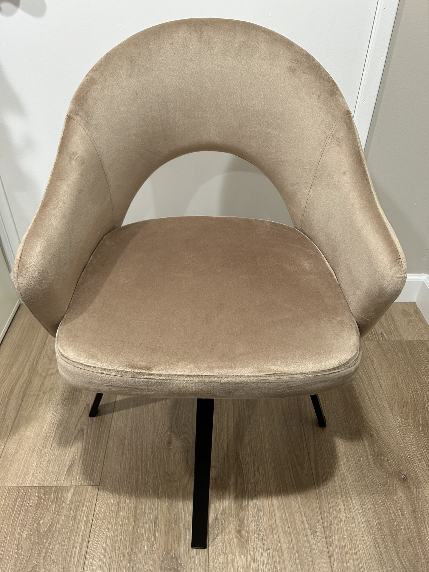 Stylish, comfortable, and functional—velvet swivel chair ready for a new home