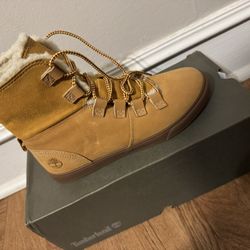 Timberland Dausette Fleece Women’s Shoes. Size 6. 