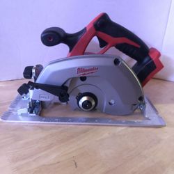 Milwaukee M18 18-Volt Lithium-Ion Cordless 6-1/2 in. Circular Saw (Tool-Only)