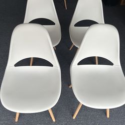 Like NEW Modern White Plastic Molded Seat Dining Chairs With Beechwood Legs Set Of 4