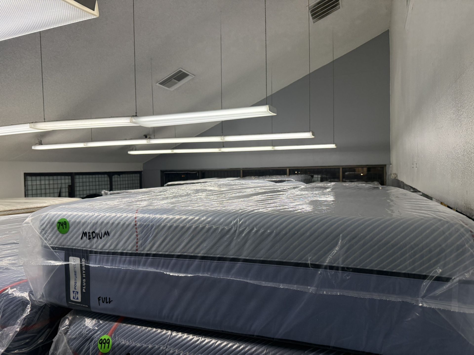 FULL SIZE SEALY POSTUREPEDIC PLUS MEDIUM HYBRID MATTRESS & BOX SPRING BED SET