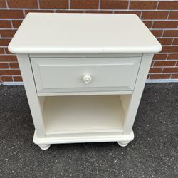 One (1) KATHY IRELAND HOME NIGHTSTAND single Kathy Ireland nightstand end table used in good condition with minor cosmetic blemishes. These blemishes 
