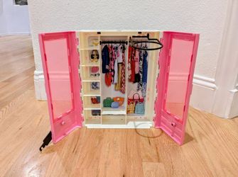 Barbie 2018 Mattel Pink Fashionista Wardrobe Clothing Closet Carry Toy Playset