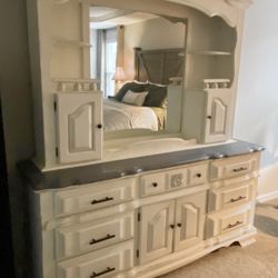 💛 Beautiful Solid Wood Dresser with Mirror