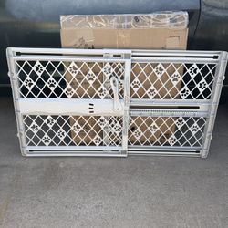 Wide Pet Gate / Baby Gate - Fits Openings 26” - 40”