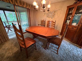 Dining room table with 6 chairs