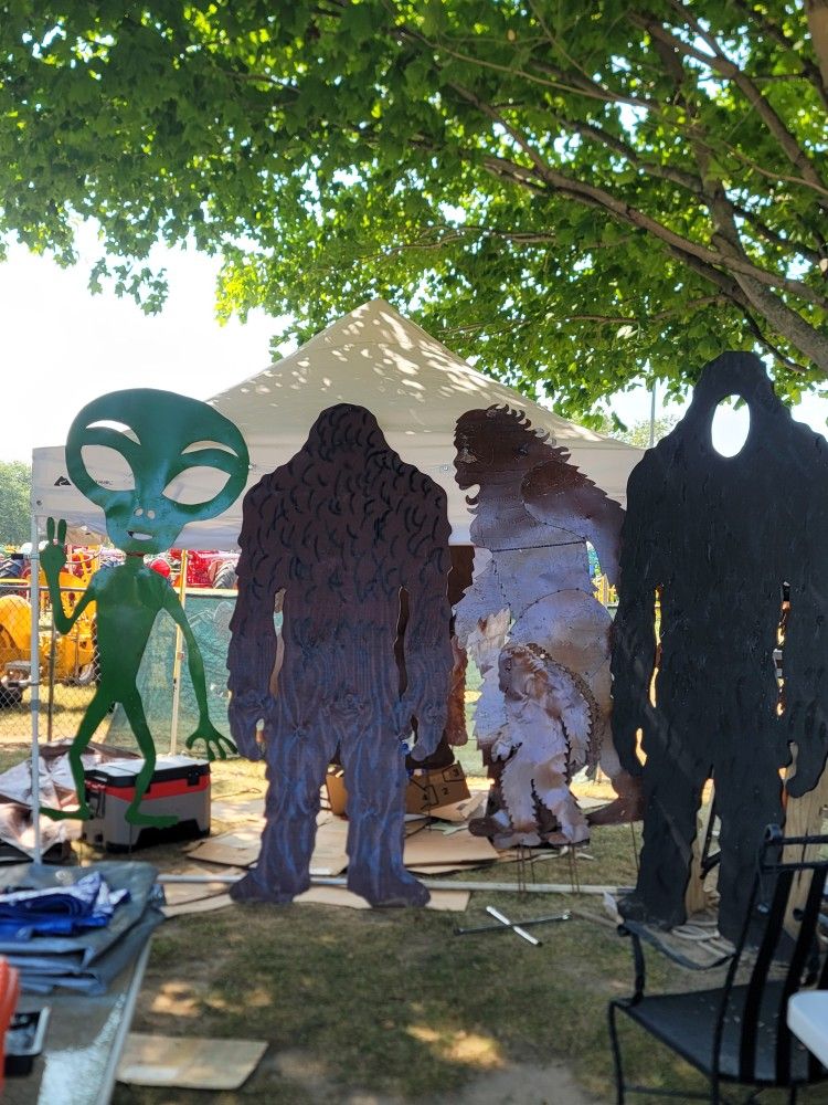 8' Bigfoots And Aliens