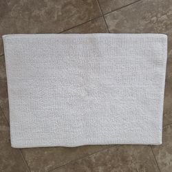 17x24 White cotton Bath Mat, NEW, One Side Looped N Other Side Flat Fluff $5.00- Have 2