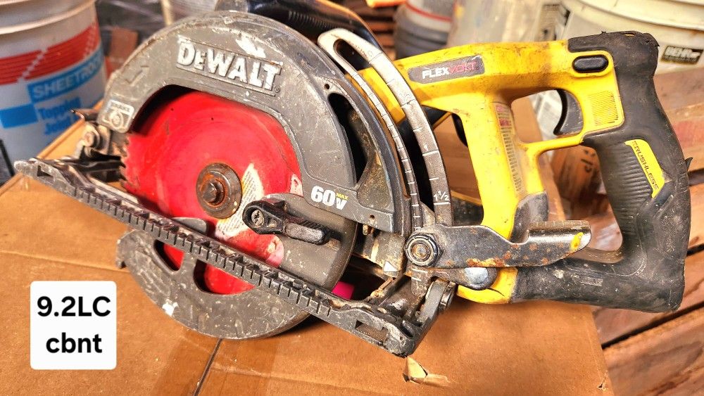 DEWALT Portable Cordless Saw With 5H Battery