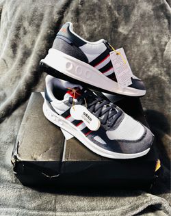 NEW Adidas  men size 7 women 5