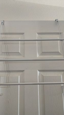 Hanging door towel rack