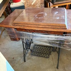 Antique/Vintage Treadle Singer Sewing Machine And Cabinet
