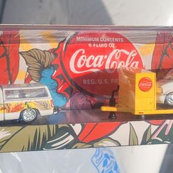 M2 Machines 1:64 Coca-Cola GMC Sierra 1500 Custom Safari Van 1996 Diecast Set