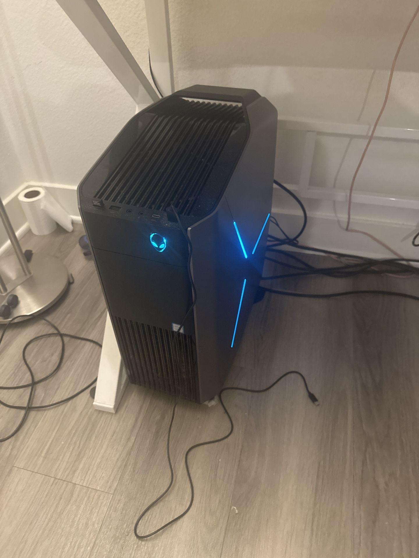 Alienware Aurora R8 Gaming PC – i7 / GTX 1080 / 32GB RAM