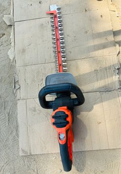 Black+Decker 20 in. 3.8 Amp Corded Dual Action Electric Hedge Trimmer w/ Saw Blade Tip