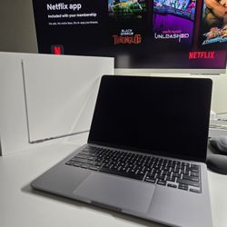 13 Inch MACBOOK Air M2 CHIP - 8 GB MEMORY - 256 STORAGE