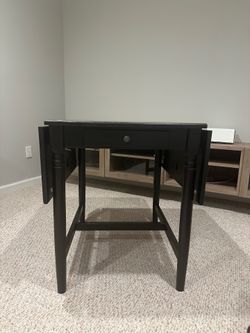 Black extendable table with drawer