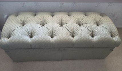 Thomasville Tufted Ottoman & Storage - Like new