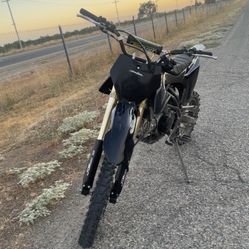 140cc Dirt-bike  )FAST AF)