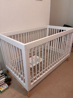 Baby crib white
